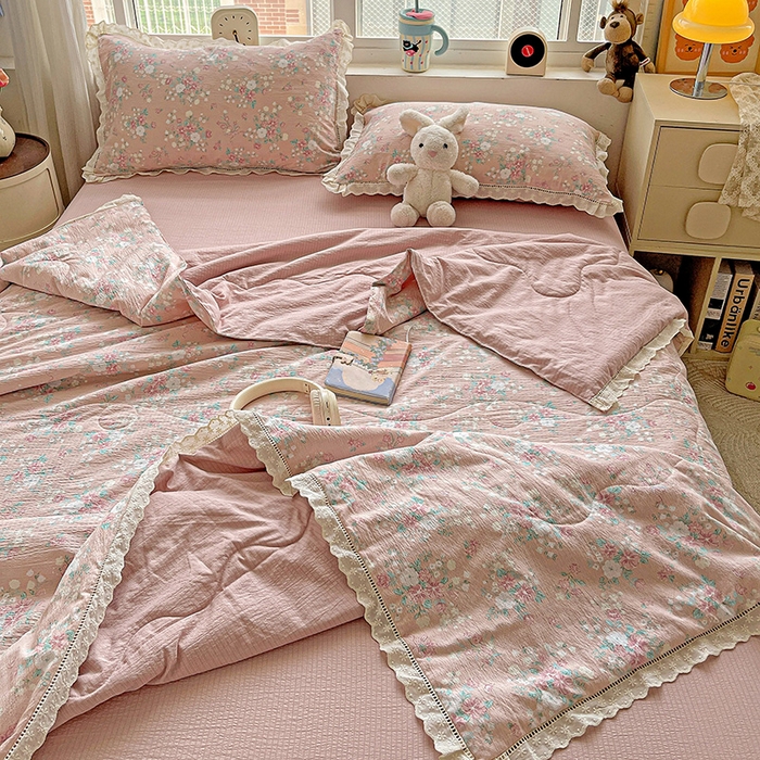 91家纺网 家纺一手货源 找家纺 梦莱斯 2025新款云感木棉皱皱纱全棉花边款夏被四件套 莫奈