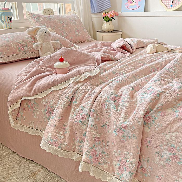 91家纺网 家纺一手货源 找家纺 梦莱斯 2025新款云感木棉皱皱纱全棉花边款夏被四件套 莫奈