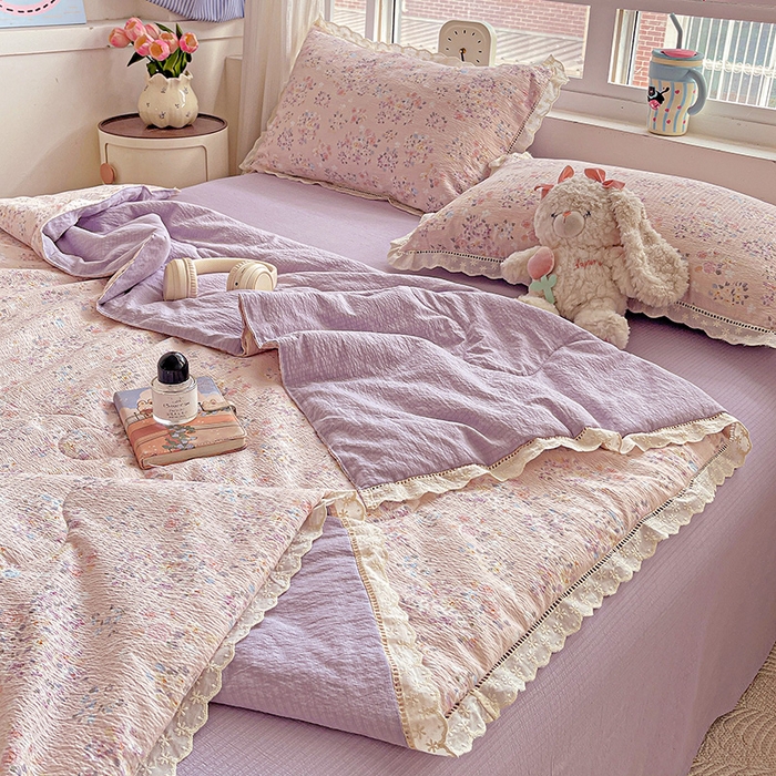91家纺网 家纺一手货源 找家纺 梦莱斯 2025新款云感木棉皱皱纱全棉花边款夏被四件套 若欢紫色