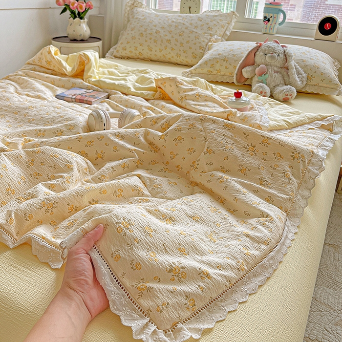 91家纺网 家纺一手货源 找家纺 梦莱斯 2025新款云感木棉皱皱纱全棉花边款夏被四件套 舒芙蕾