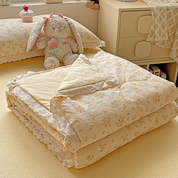 91家纺网 家纺一手货源 找家纺 梦莱斯 2025新款云感木棉皱皱纱全棉花边款夏被四件套 舒芙蕾