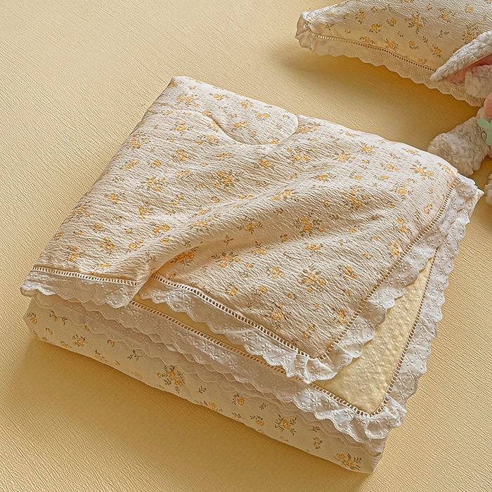 91家纺网 家纺一手货源 找家纺 梦莱斯 2025新款云感木棉皱皱纱全棉花边款夏被四件套 舒芙蕾