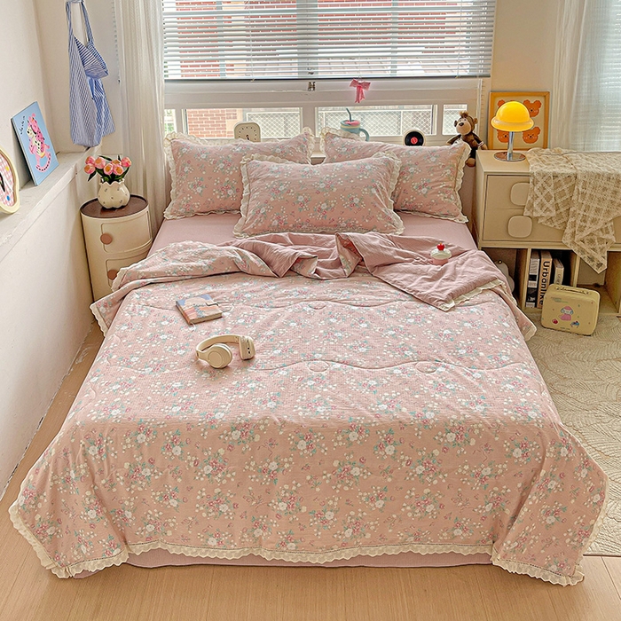 91家纺网 家纺一手货源 找家纺 梦莱斯 2025新款云感木棉皱皱纱全棉花边款夏被四件套 莫奈