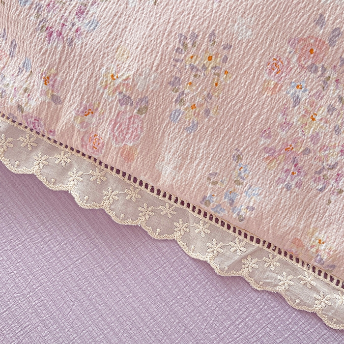 91家纺网 家纺一手货源 找家纺 梦莱斯 2025新款云感木棉皱皱纱全棉花边款夏被四件套 若欢紫色