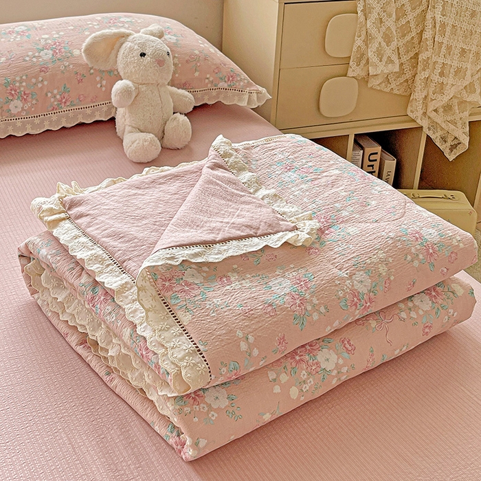 91家纺网 家纺一手货源 找家纺 梦莱斯 2025新款云感木棉皱皱纱全棉花边款夏被四件套 莫奈