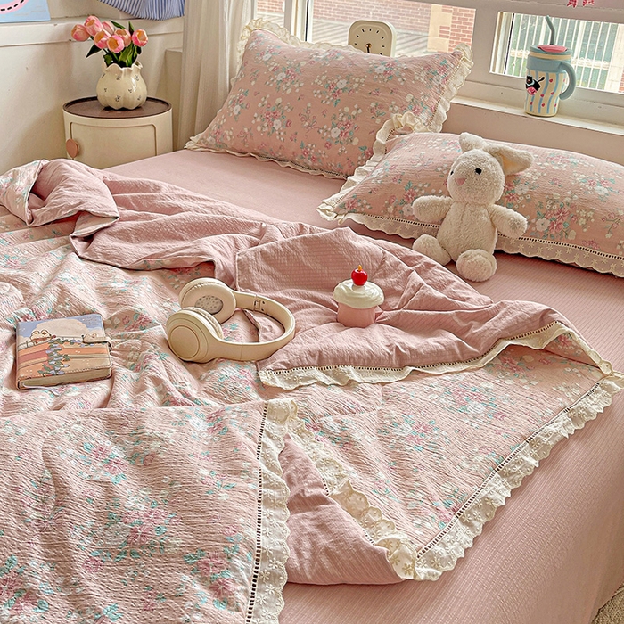 91家纺网 家纺一手货源 找家纺 梦莱斯 2025新款云感木棉皱皱纱全棉花边款夏被四件套 莫奈