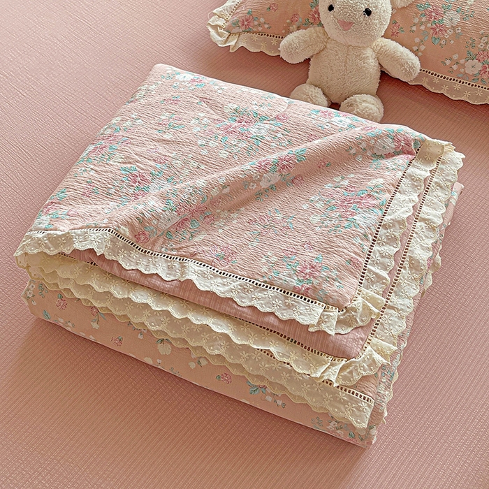 91家纺网 家纺一手货源 找家纺 梦莱斯 2025新款云感木棉皱皱纱全棉花边款夏被四件套 莫奈