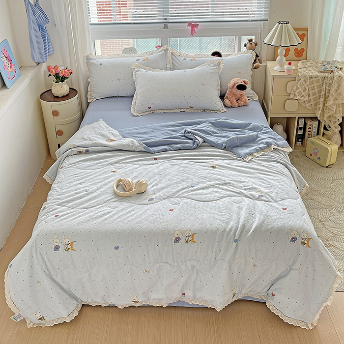 91家纺网 家纺一手货源 找家纺 梦莱斯 2025新款云感木棉皱皱纱全棉花边款夏被四件套 波点小兔兰