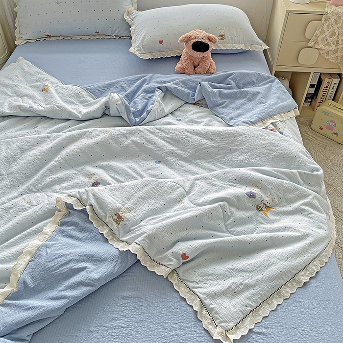 91家纺网 家纺一手货源 找家纺 梦莱斯 2025新款云感木棉皱皱纱全棉花边款夏被四件套 波点小兔兰