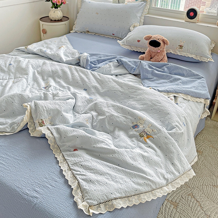 91家纺网 家纺一手货源 找家纺 梦莱斯 2025新款云感木棉皱皱纱全棉花边款夏被四件套 波点小兔兰