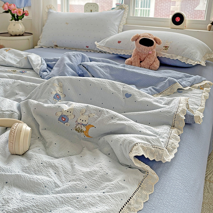 91家纺网 家纺一手货源 找家纺 梦莱斯 2025新款云感木棉皱皱纱全棉花边款夏被四件套 波点小兔兰