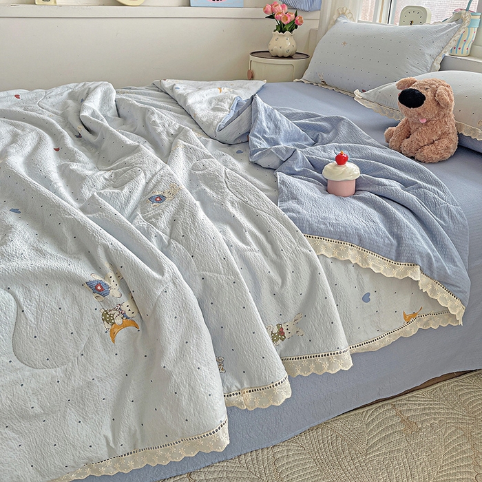 91家纺网 家纺一手货源 找家纺 梦莱斯 2025新款云感木棉皱皱纱全棉花边款夏被四件套 波点小兔兰