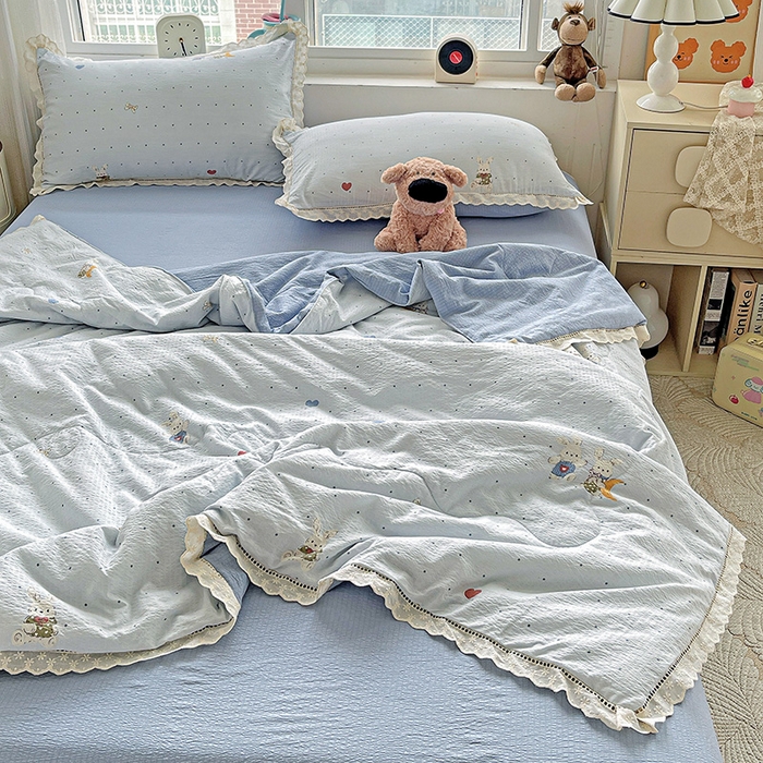 91家纺网 家纺一手货源 找家纺 梦莱斯 2025新款云感木棉皱皱纱全棉花边款夏被四件套 波点小兔兰