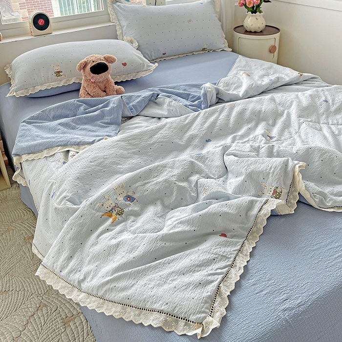 91家纺网 家纺一手货源 找家纺 梦莱斯 2025新款云感木棉皱皱纱全棉花边款夏被四件套 波点小兔兰