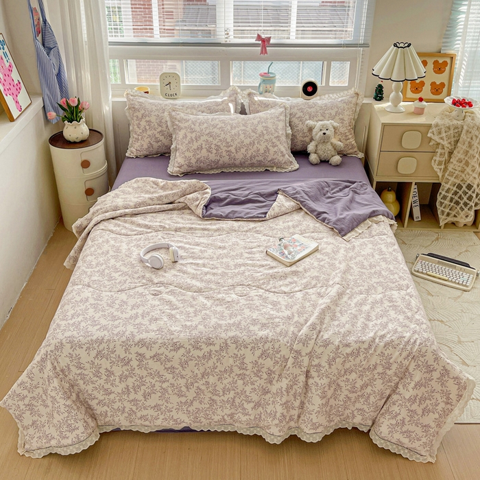 91家纺网 家纺一手货源 找家纺 梦莱斯 2025新款云感木棉皱皱纱全棉花边款夏被四件套 紫苏