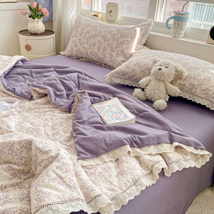 91家纺网 家纺一手货源 找家纺 梦莱斯 2025新款云感木棉皱皱纱全棉花边款夏被四件套 紫苏
