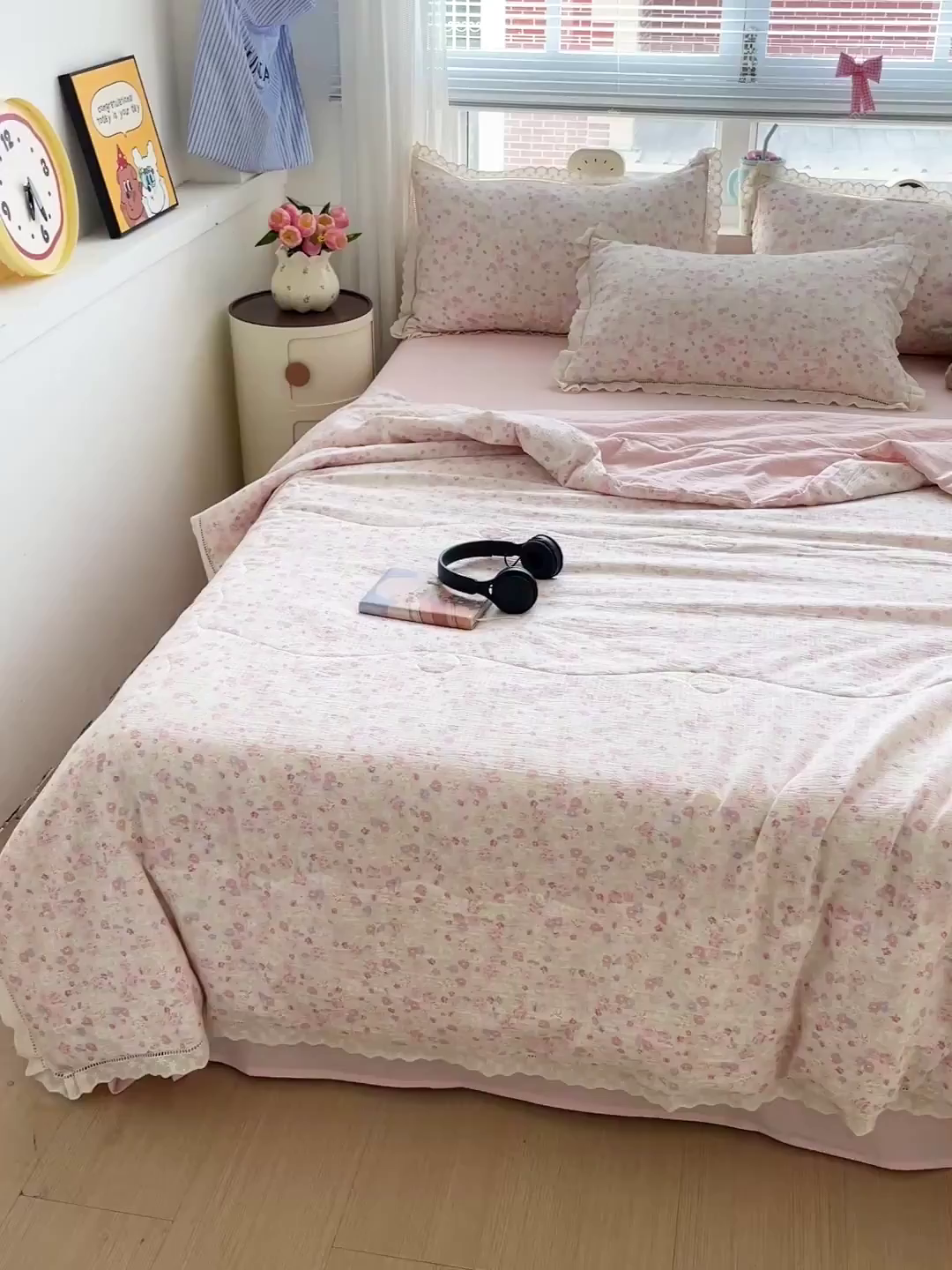 91家纺网 家纺一手货源 找家纺 梦莱斯 2025新款云感木棉皱皱纱全棉花边款夏被四件套 桃花诺