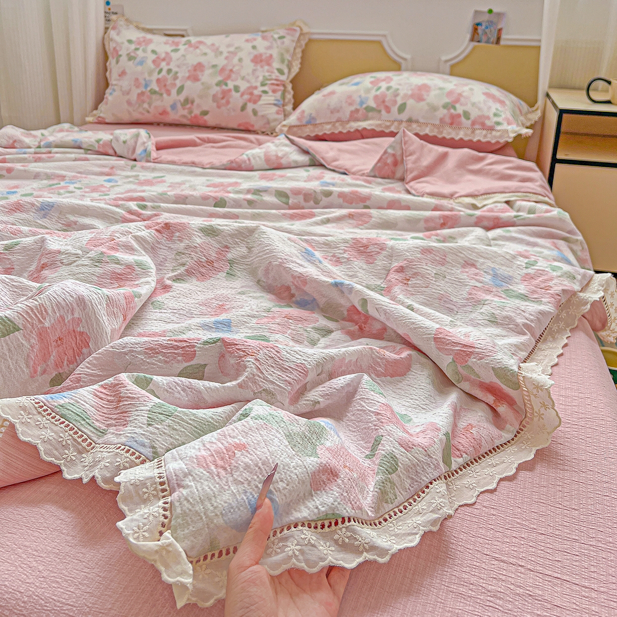 91家纺网 家纺一手货源 找家纺 （总）梦莱斯 2025新款云感木棉皱皱纱全棉花边款夏被四件套