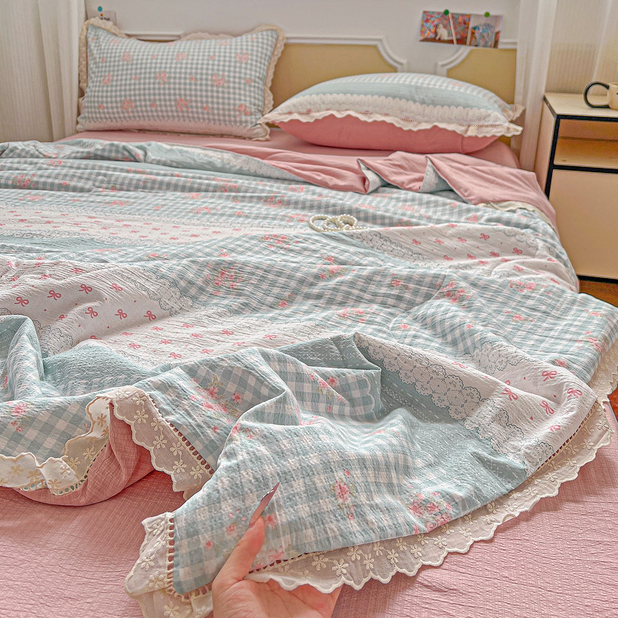 91家纺网 家纺一手货源 找家纺 （总）梦莱斯 2025新款云感木棉皱皱纱全棉花边款夏被四件套