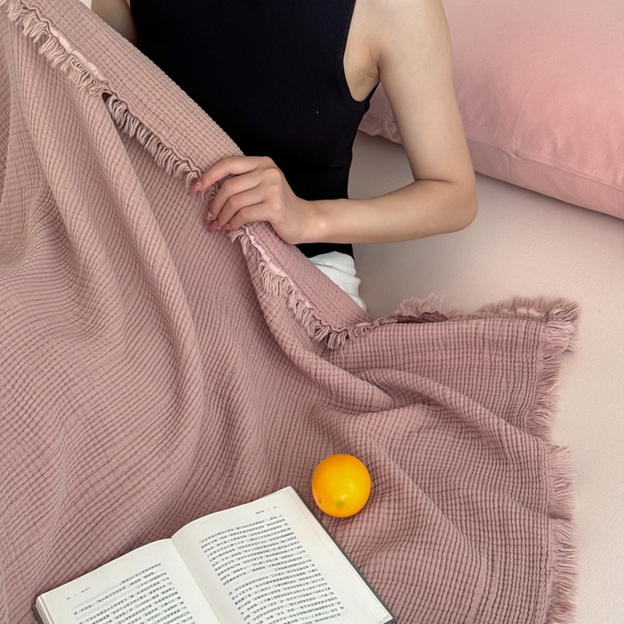 91家纺网 家纺一手货源 找家纺 （总）山舍家居 2025新款全棉四层纱流苏盖毯第三批 床拍图