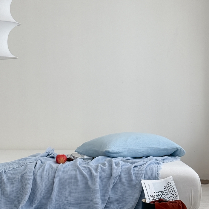 91家纺网 家纺一手货源 找家纺 山舍家居 2025新款全棉四层纱流苏盖毯第三批 床拍图 冰川蓝