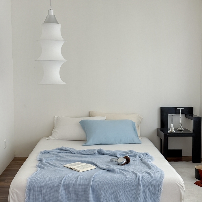 91家纺网 家纺一手货源 找家纺 山舍家居 2025新款全棉四层纱流苏盖毯第三批 床拍图 冰川蓝