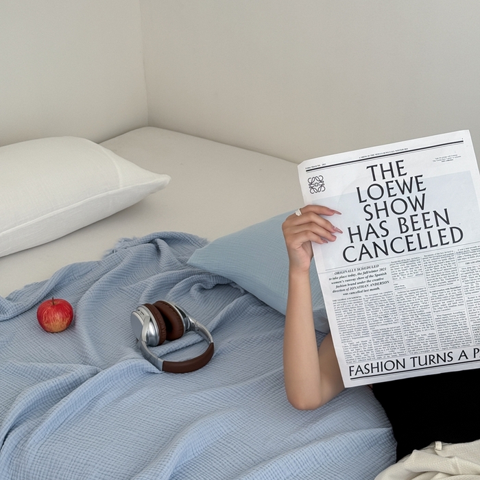 91家纺网 家纺一手货源 找家纺 山舍家居 2025新款全棉四层纱流苏盖毯第三批 床拍图 冰川蓝