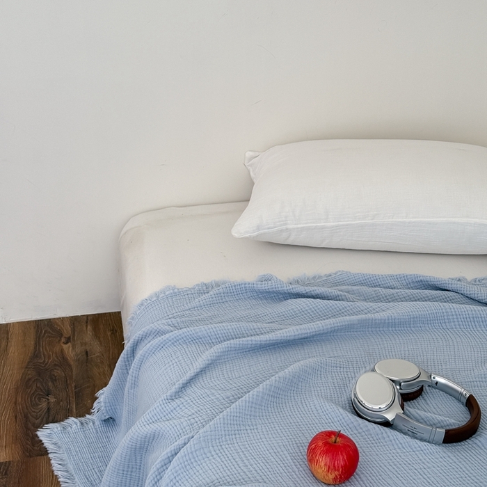 91家纺网 家纺一手货源 找家纺 山舍家居 2025新款全棉四层纱流苏盖毯第三批 床拍图 冰川蓝