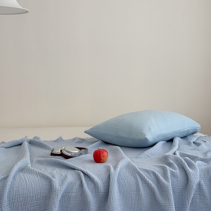 91家纺网 家纺一手货源 找家纺 山舍家居 2025新款全棉四层纱流苏盖毯第三批 床拍图 冰川蓝