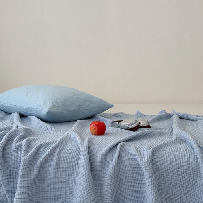 91家纺网 家纺一手货源 找家纺 山舍家居 2025新款全棉四层纱流苏盖毯第三批 床拍图 冰川蓝