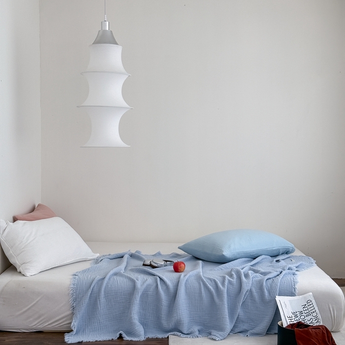 91家纺网 家纺一手货源 找家纺 山舍家居 2025新款全棉四层纱流苏盖毯第三批 床拍图 冰川蓝