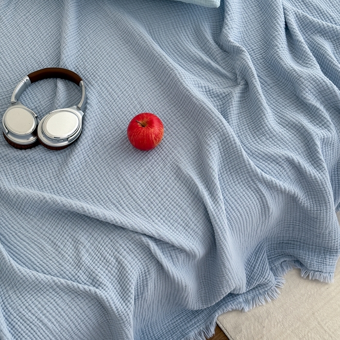 91家纺网 家纺一手货源 找家纺 山舍家居 2025新款全棉四层纱流苏盖毯第三批 床拍图 冰川蓝