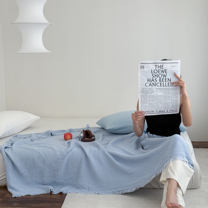 91家纺网 家纺一手货源 找家纺 山舍家居 2025新款全棉四层纱流苏盖毯第三批 床拍图 冰川蓝