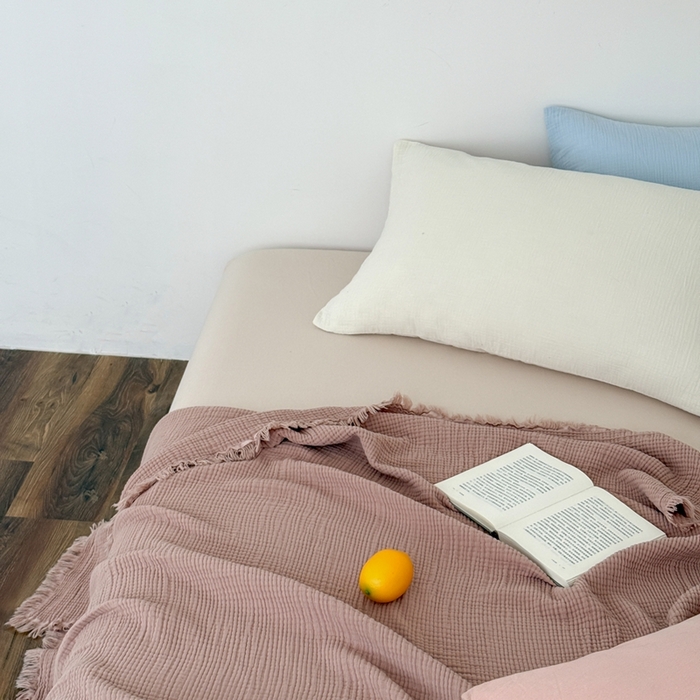 91家纺网 家纺一手货源 找家纺 山舍家居 2025新款全棉四层纱流苏盖毯第三批 床拍图 琉璃色