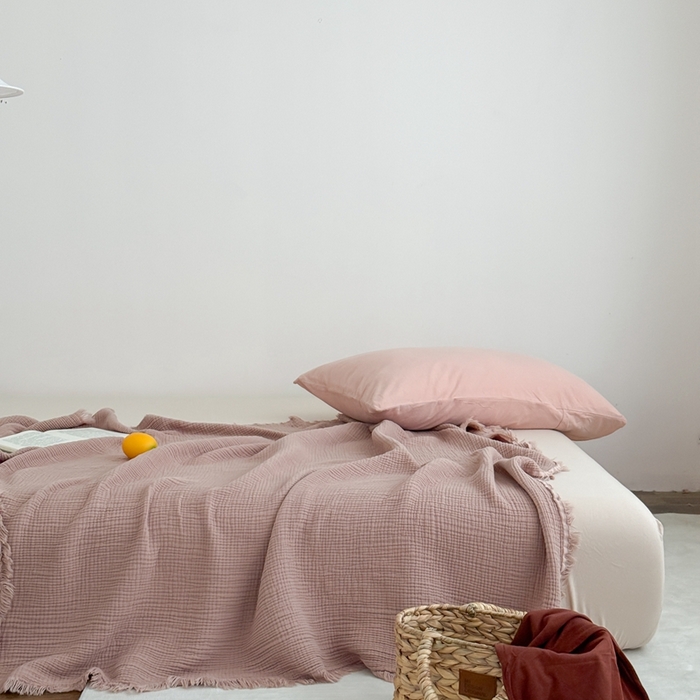 91家纺网 家纺一手货源 找家纺 山舍家居 2025新款全棉四层纱流苏盖毯第三批 床拍图 琉璃色