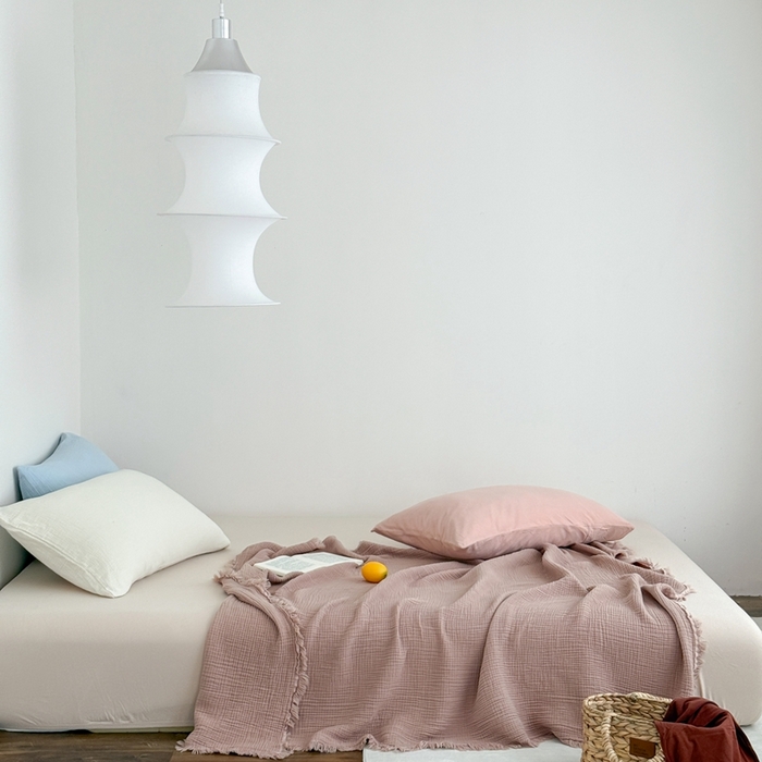 91家纺网 家纺一手货源 找家纺 山舍家居 2025新款全棉四层纱流苏盖毯第三批 床拍图 琉璃色