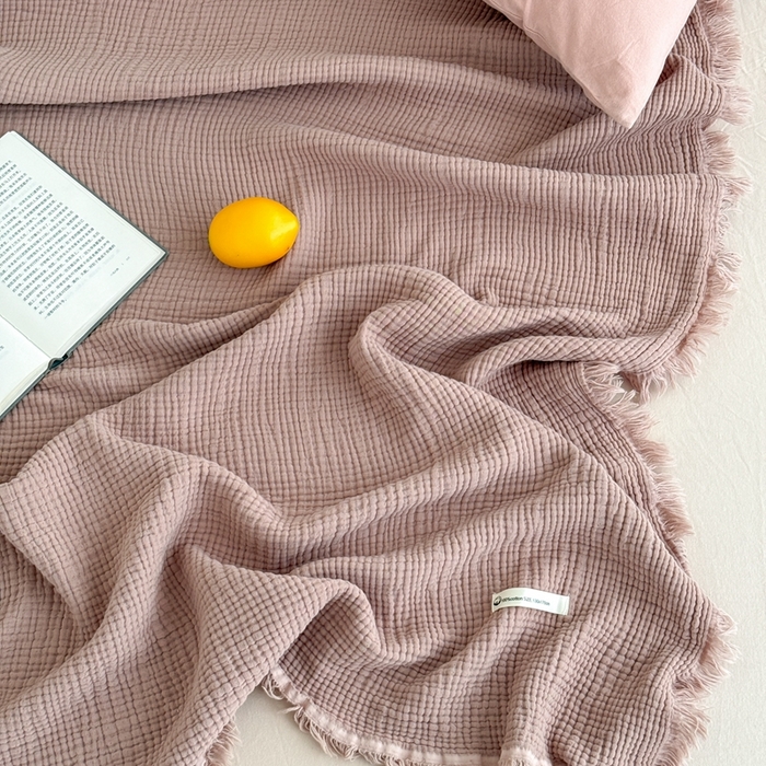 91家纺网 家纺一手货源 找家纺 山舍家居 2025新款全棉四层纱流苏盖毯第三批 床拍图 琉璃色