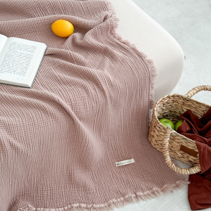 91家纺网 家纺一手货源 找家纺 山舍家居 2025新款全棉四层纱流苏盖毯第三批 床拍图 琉璃色