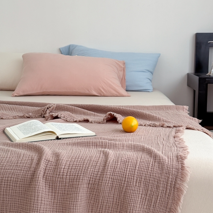 91家纺网 家纺一手货源 找家纺 山舍家居 2025新款全棉四层纱流苏盖毯第三批 床拍图 琉璃色