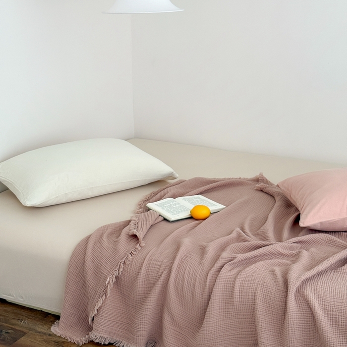 91家纺网 家纺一手货源 找家纺 山舍家居 2025新款全棉四层纱流苏盖毯第三批 床拍图 琉璃色