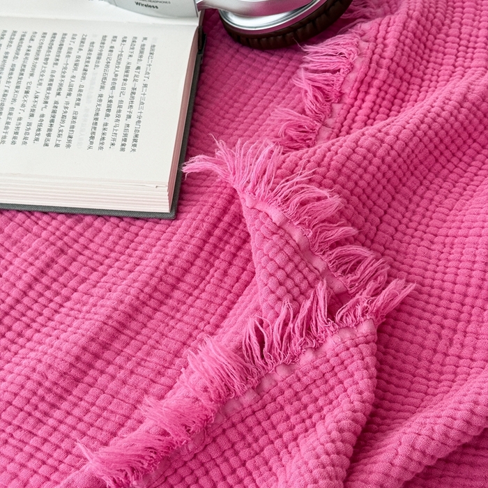 91家纺网 家纺一手货源 找家纺 山舍家居 2025新款全棉四层纱流苏盖毯第三批 床拍图 玫红色