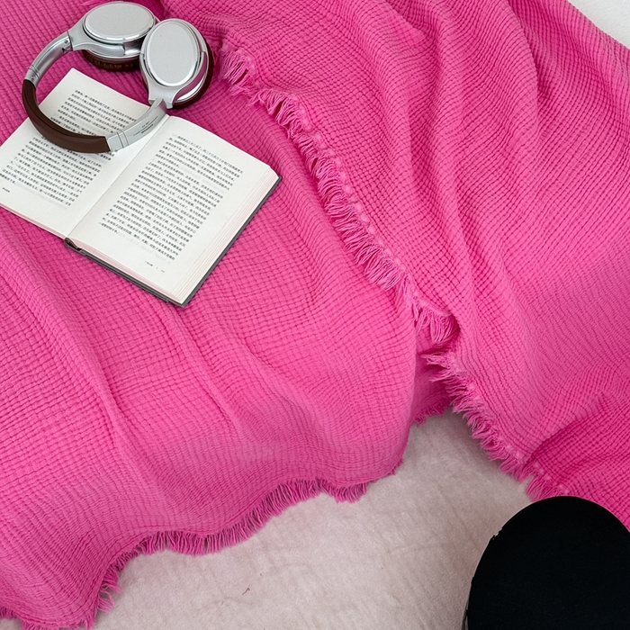 91家纺网 家纺一手货源 找家纺 山舍家居 2025新款全棉四层纱流苏盖毯第三批 床拍图 玫红色