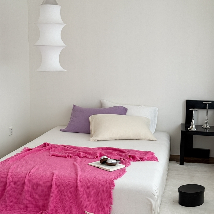 91家纺网 家纺一手货源 找家纺 山舍家居 2025新款全棉四层纱流苏盖毯第三批 床拍图 玫红色