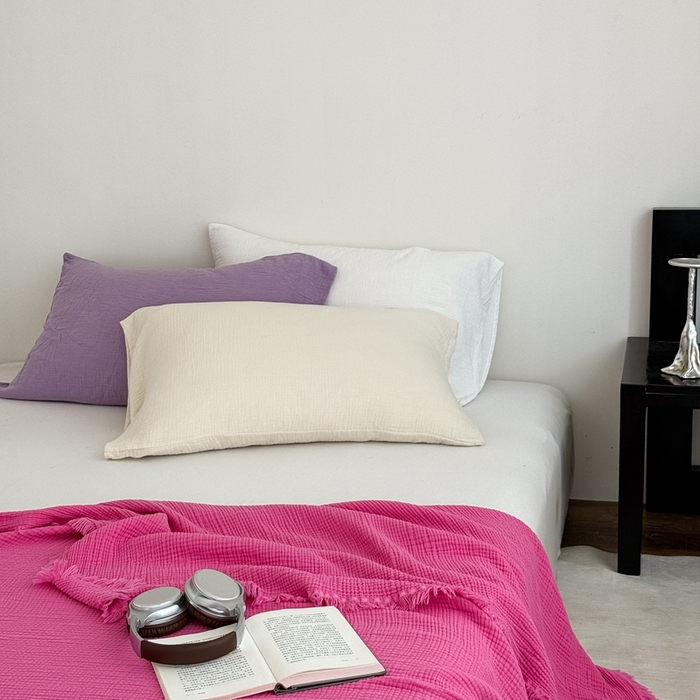 91家纺网 家纺一手货源 找家纺 山舍家居 2025新款全棉四层纱流苏盖毯第三批 床拍图 玫红色