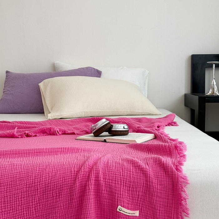 91家纺网 家纺一手货源 找家纺 山舍家居 2025新款全棉四层纱流苏盖毯第三批 床拍图 玫红色