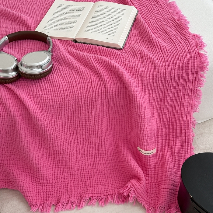 91家纺网 家纺一手货源 找家纺 山舍家居 2025新款全棉四层纱流苏盖毯第三批 床拍图 玫红色