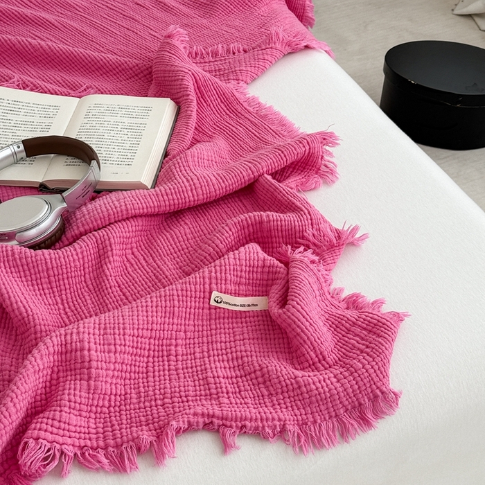 91家纺网 家纺一手货源 找家纺 山舍家居 2025新款全棉四层纱流苏盖毯第三批 床拍图 玫红色