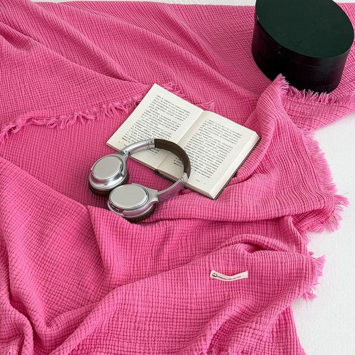 91家纺网 家纺一手货源 找家纺 山舍家居 2025新款全棉四层纱流苏盖毯第三批 床拍图 玫红色