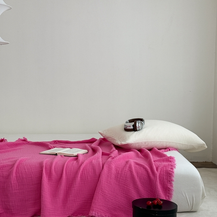 91家纺网 家纺一手货源 找家纺 山舍家居 2025新款全棉四层纱流苏盖毯第三批 床拍图 玫红色