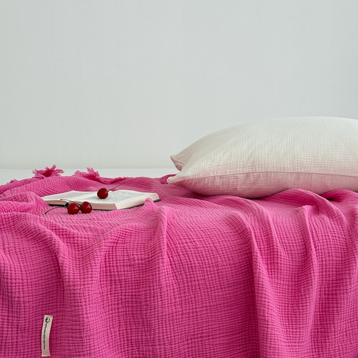 91家纺网 家纺一手货源 找家纺 山舍家居 2025新款全棉四层纱流苏盖毯第三批 床拍图 玫红色